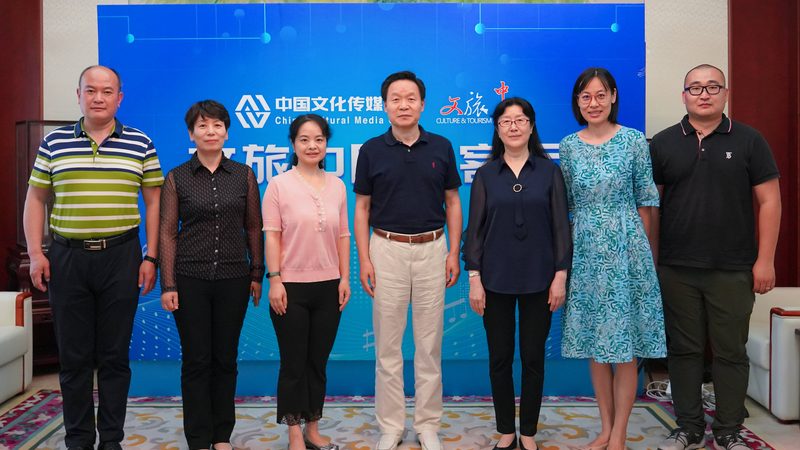 创意会议主题应具备独特性、创新性和吸引力。以下是一些构思创意主题的方法：